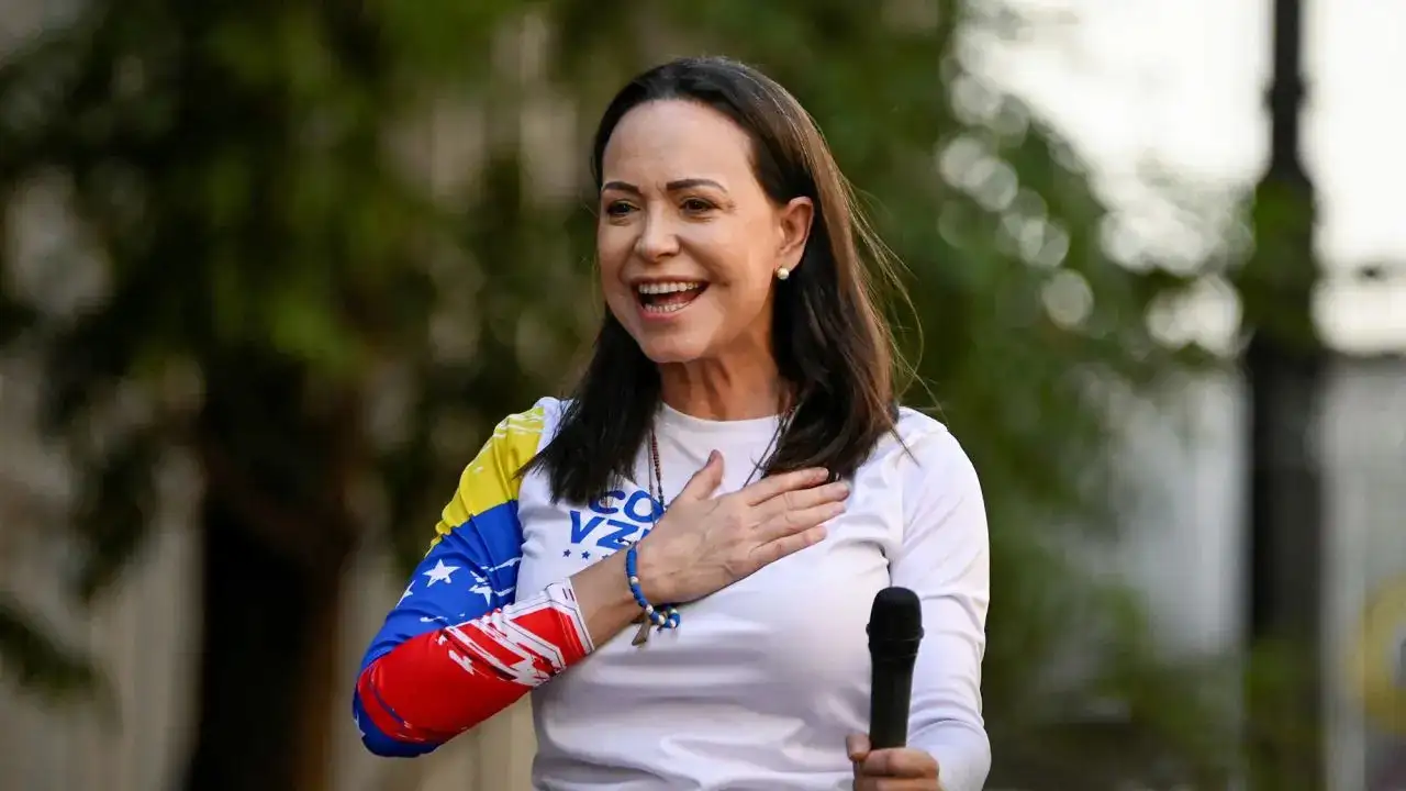 emotional-machado-says-i-am-just-one-person-i-certainly-do-not-deserve-this-nobel-peace-prize-oh-my-god2